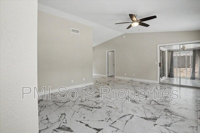 1510 E Taro Ln Phoenix, AZ 85024 photo 2