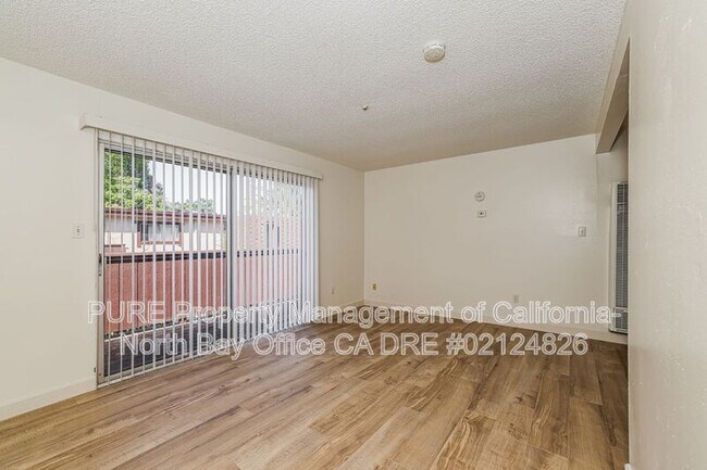 1625 Slater St Santa Rosa, CA 95404 photo 2