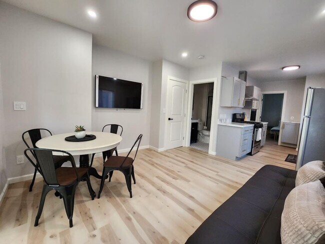 521 66th St unit 1424326P photo 2