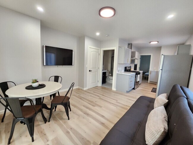 521 66th St unit 1424326P photo 3