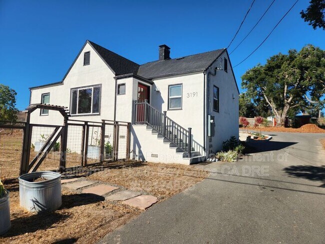 3191 Eastman Ln photo 2