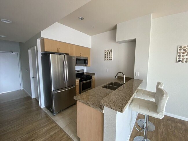 445 Island Ave San Diego, CA 92101 photo 2