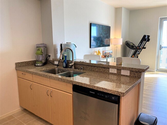 445 Island Ave San Diego, CA 92101 photo 3