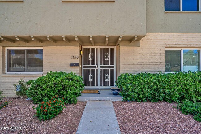 7639 E Montecito Ave photo 2