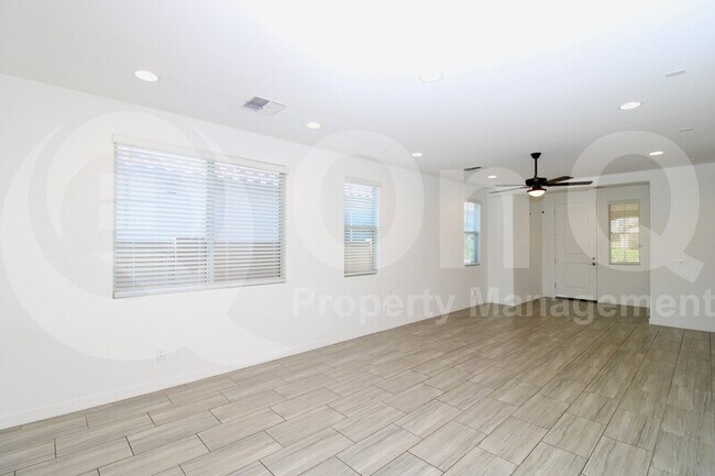 9153 W Sells Dr Phoenix, AZ 85037 photo 4