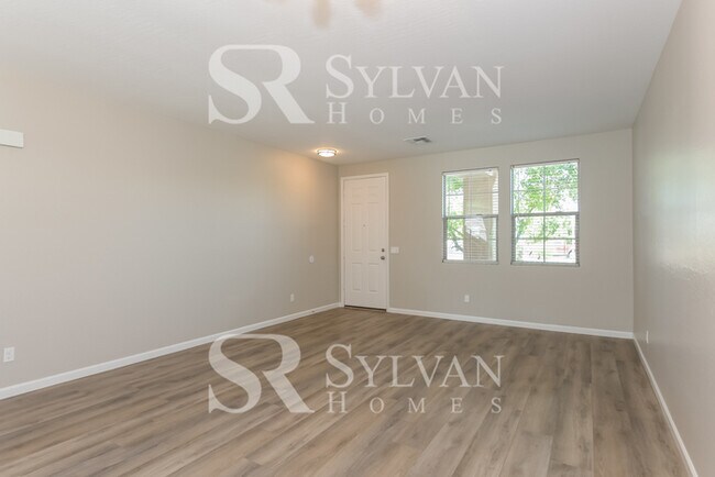 6311 S 32nd Glen Phoenix, AZ 85041 photo 2
