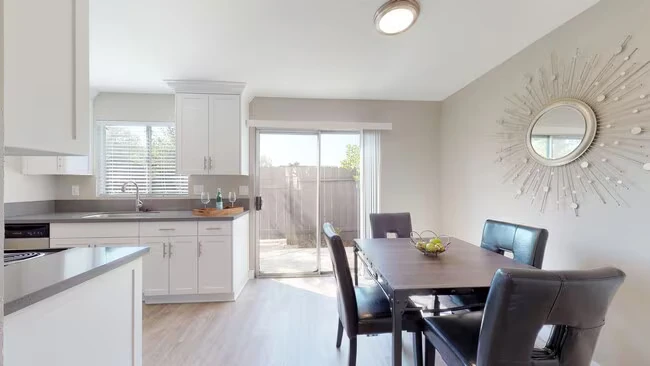 Henry Square- 2 Bed Luxury Townhomes photo 3