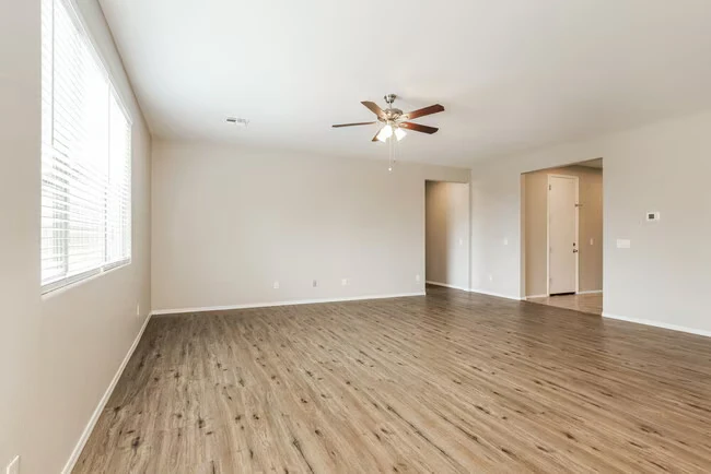 6114 S 30th Ln Phoenix, AZ 85041 photo 4