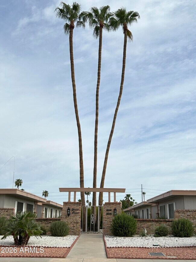 GREAT TOWNHOME IN YUCCA COURT photo 2