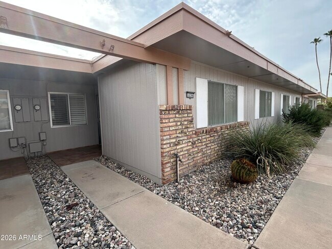 GREAT TOWNHOME IN YUCCA COURT photo 3