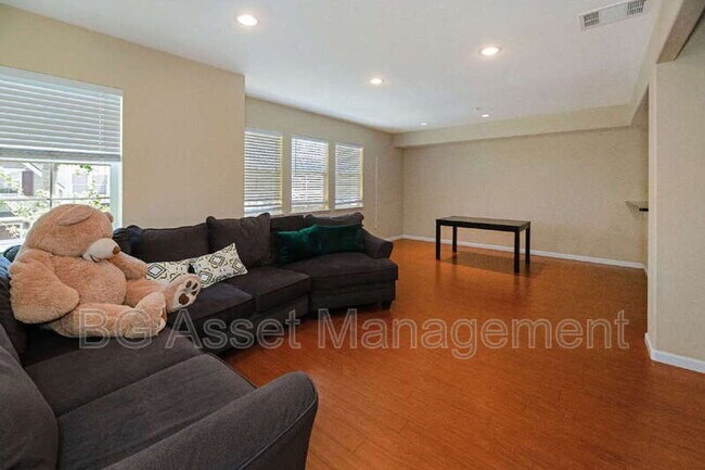 1653 Northshore Dr Richmond, CA 94804 photo 2