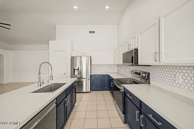 1320 E Cottonwood Ln Phoenix, AZ 85048 photo 2