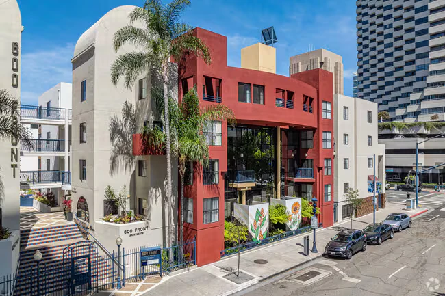 600 Front Apartments photo 2