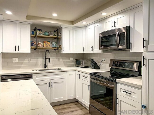 4944 Cass St San Diego, CA 92109 photo 2