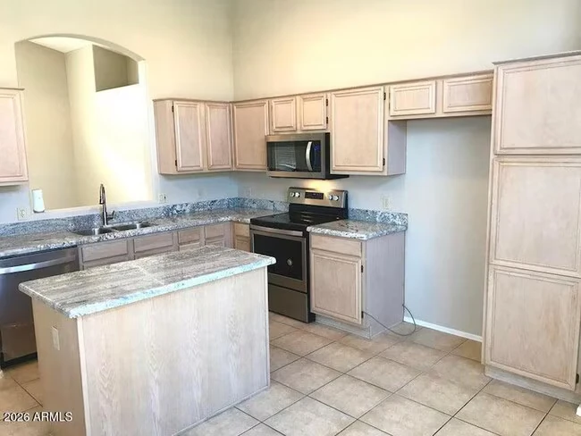 7427 W Crest Ln Glendale, AZ 85310 photo 2