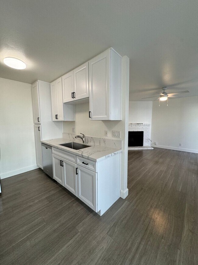 1443-1445 Hornblend St San Diego, CA 92109 photo 4
