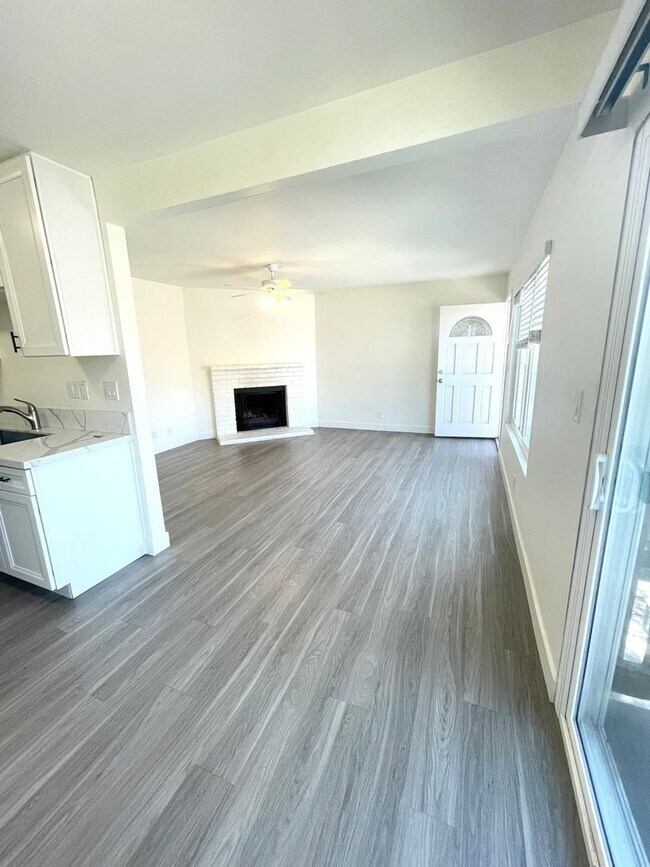 1443-1445 Hornblend St San Diego, CA 92109 photo 5