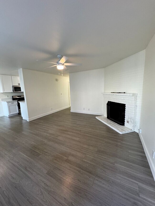 1443-1445 Hornblend St San Diego, CA 92109 photo 2