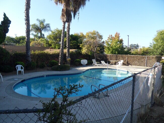 157 Vera Cir Vista, CA 92084 photo 2