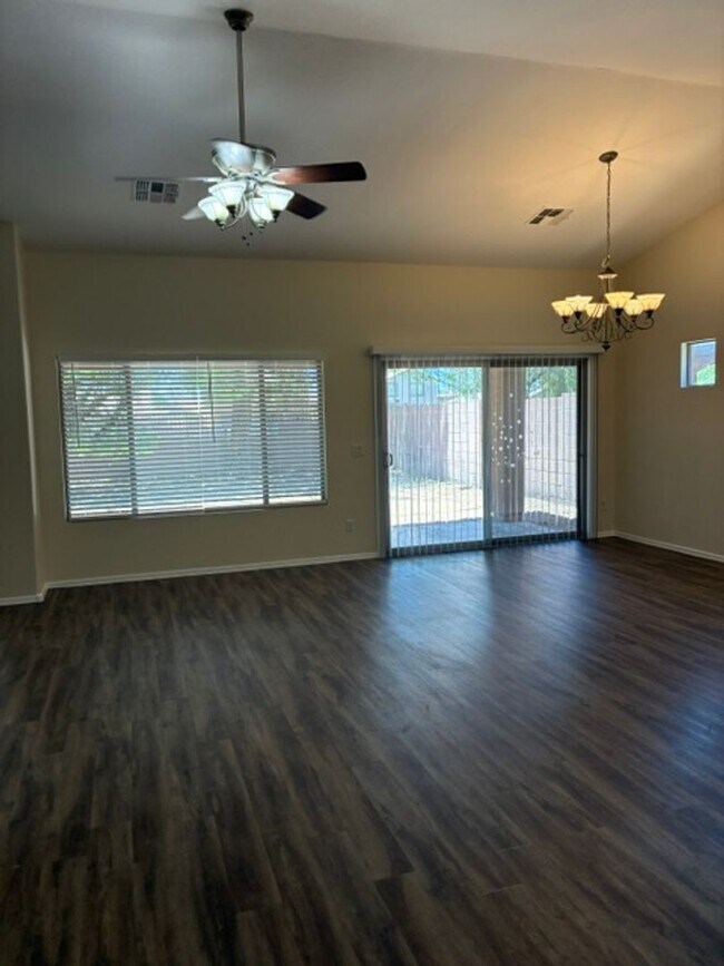 802 S 112th Ave Avondale, AZ 85323 photo 2
