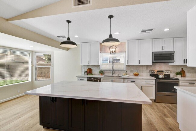 7331 W Windrose Dr photo 3