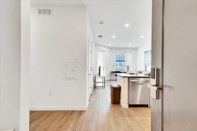 593 Camino De La Reina San Diego, CA 92108 photo 5