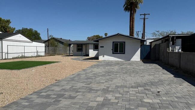 3020 E Virginia Ave photo 2