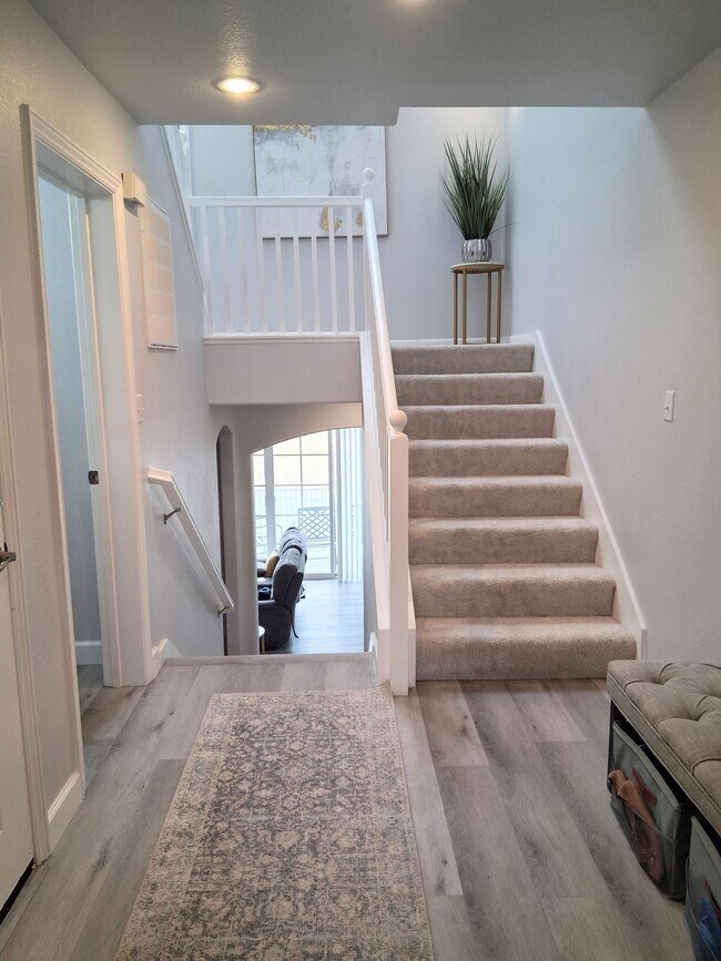 300 Locust Dr Vallejo, CA 94591 photo 2
