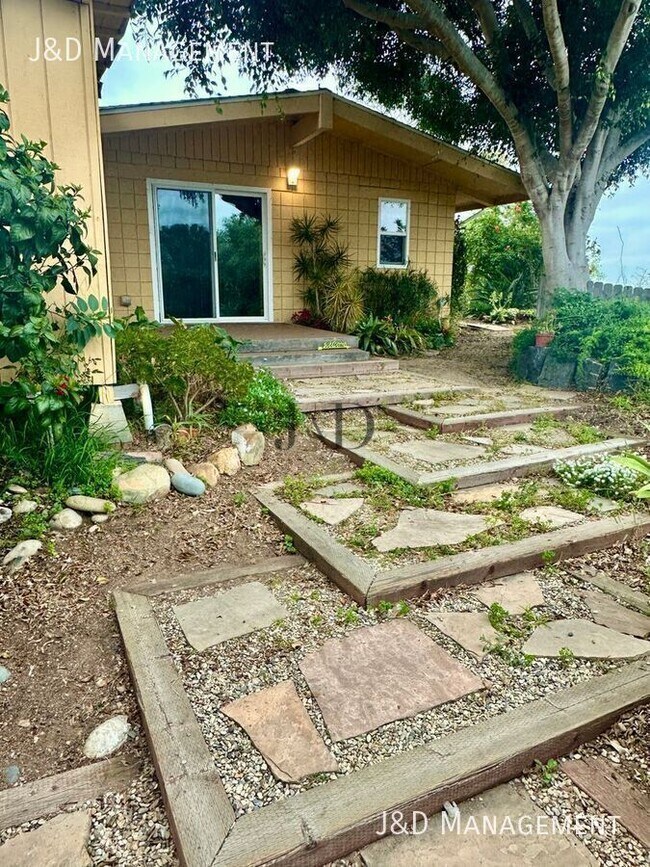2031 Crest Dr Encinitas, CA 92024 photo 2