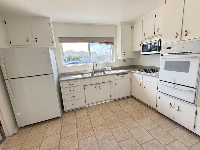 1741 Lahoud Dr Encinitas, CA 92007 photo 2