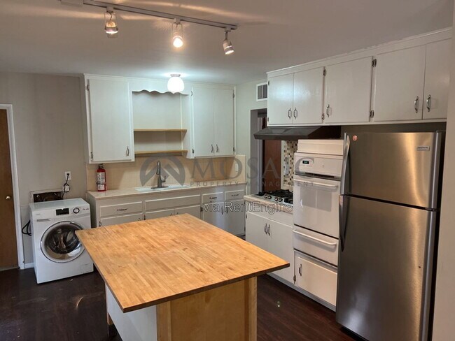 921 W 19th St photo 4