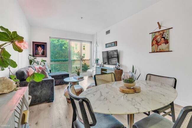 445 Island Ave San Diego, CA 92101 photo 2