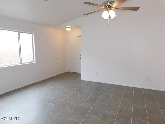 2874 W Muriel Dr Phoenix, AZ 85053 photo 4