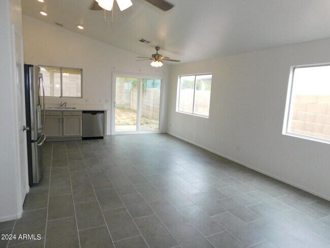 2874 W Muriel Dr Phoenix, AZ 85053 photo 5