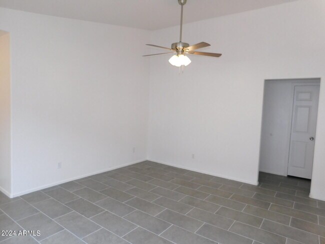 2874 W Muriel Dr Phoenix, AZ 85053 photo 3