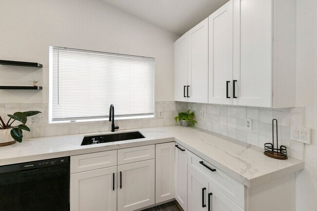351 W Amoroso Dr Gilbert, AZ 85233 photo 2