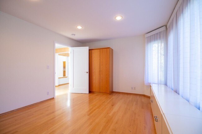908 Glennan Dr Redwood City, CA 94061 photo 3