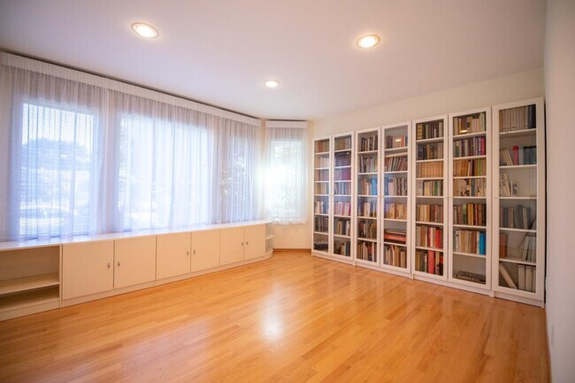 908 Glennan Dr Redwood City, CA 94061 photo 2
