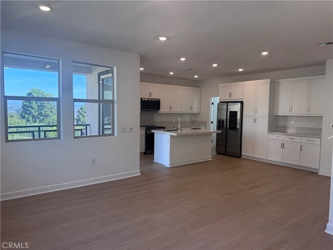300 Honeysuckle Wy Oceanside, CA 92057 photo 5