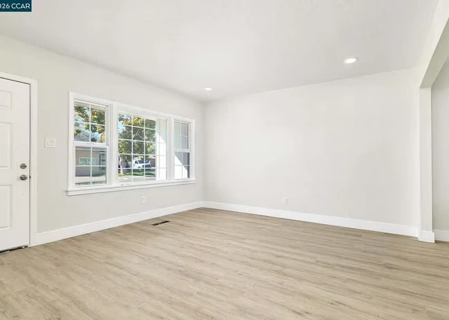 90 Manville Ave Pittsburg, CA 94565 photo 2