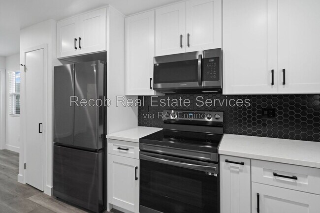 6644 Rockglen Ave San Diego, CA 92111 photo 2