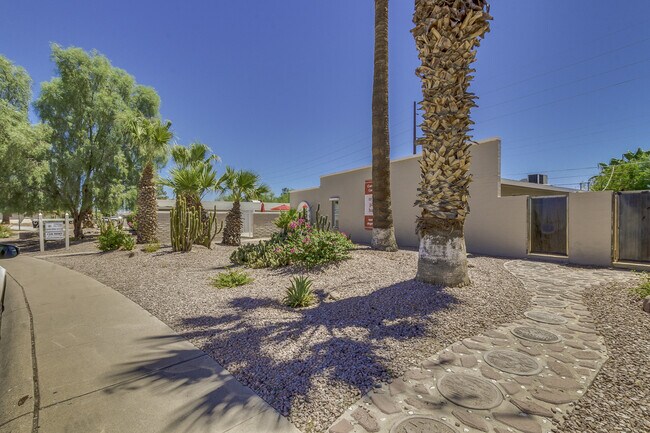 8635 E Coronado Rd Scottsdale, AZ 85257 photo 3