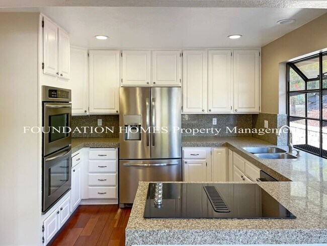 Large Estate - Pool - A/c - 3 Car Garage - Hiking - Foundation - photo 2