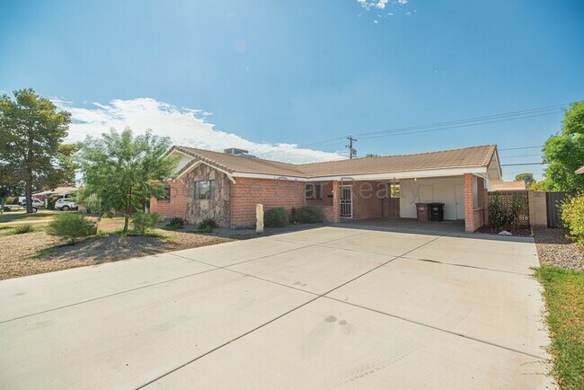 8525 E Mariposa Dr Scottsdale, AZ 85251 photo 3