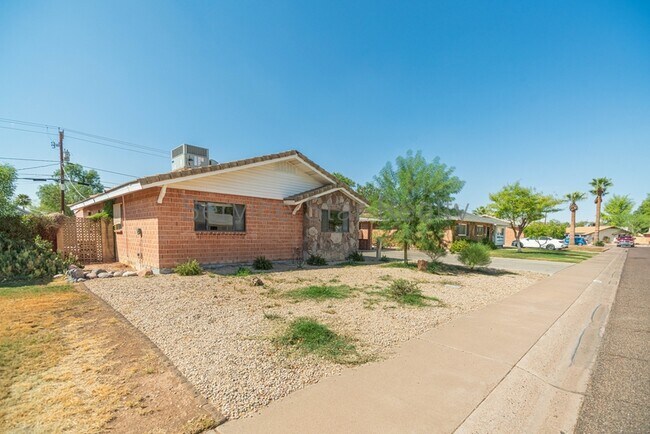 8525 E Mariposa Dr Scottsdale, AZ 85251 photo 2