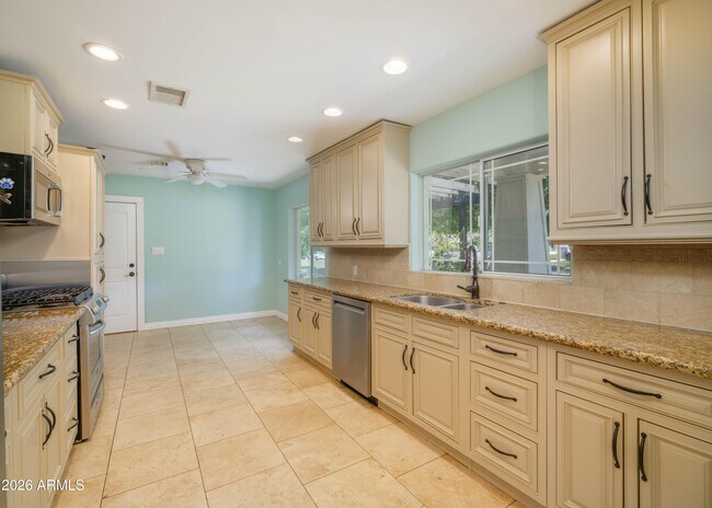 121 W Orchid Ln Phoenix, AZ 85021 photo 3