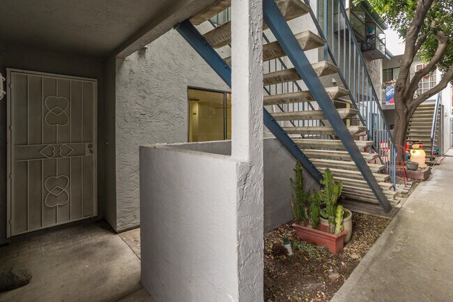 1463 Essex St San Diego, CA 92103 photo 2