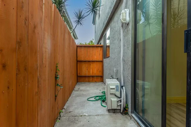 1463 Essex St San Diego, CA 92103 photo 4