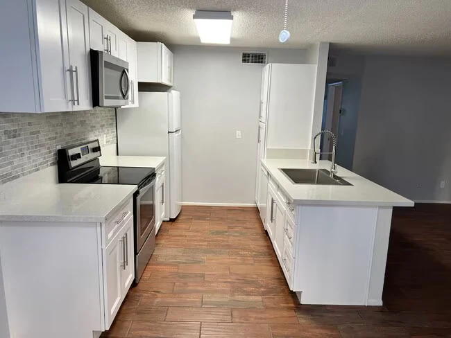 5236 W Peoria Ave Glendale, AZ 85302 photo 2