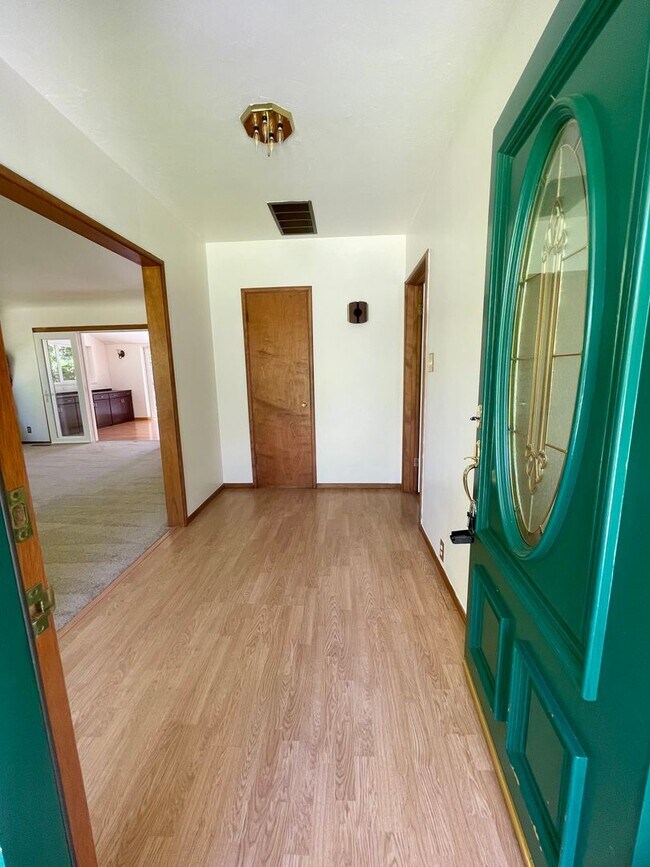 $3,900/month – Rare Country Feel On An Expansive Lot In One Of Santa Rosa's Desirable Neighborhoods! photo 2